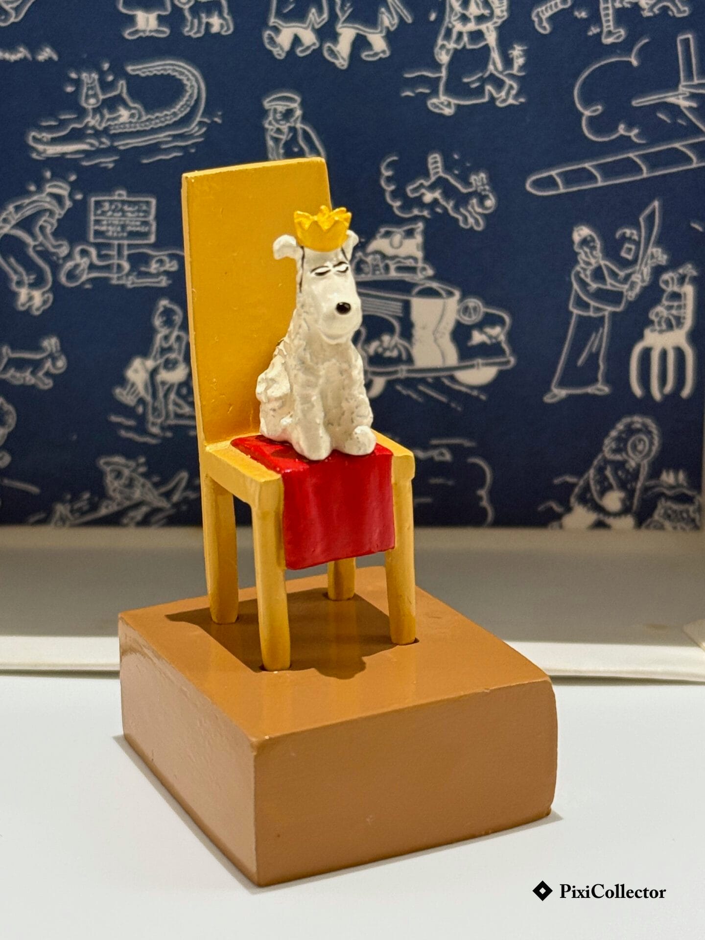 Milou trône - PixiCollector.com Pixi figurine Tintin en métal Milou trône (réf. 4529) – vue de face