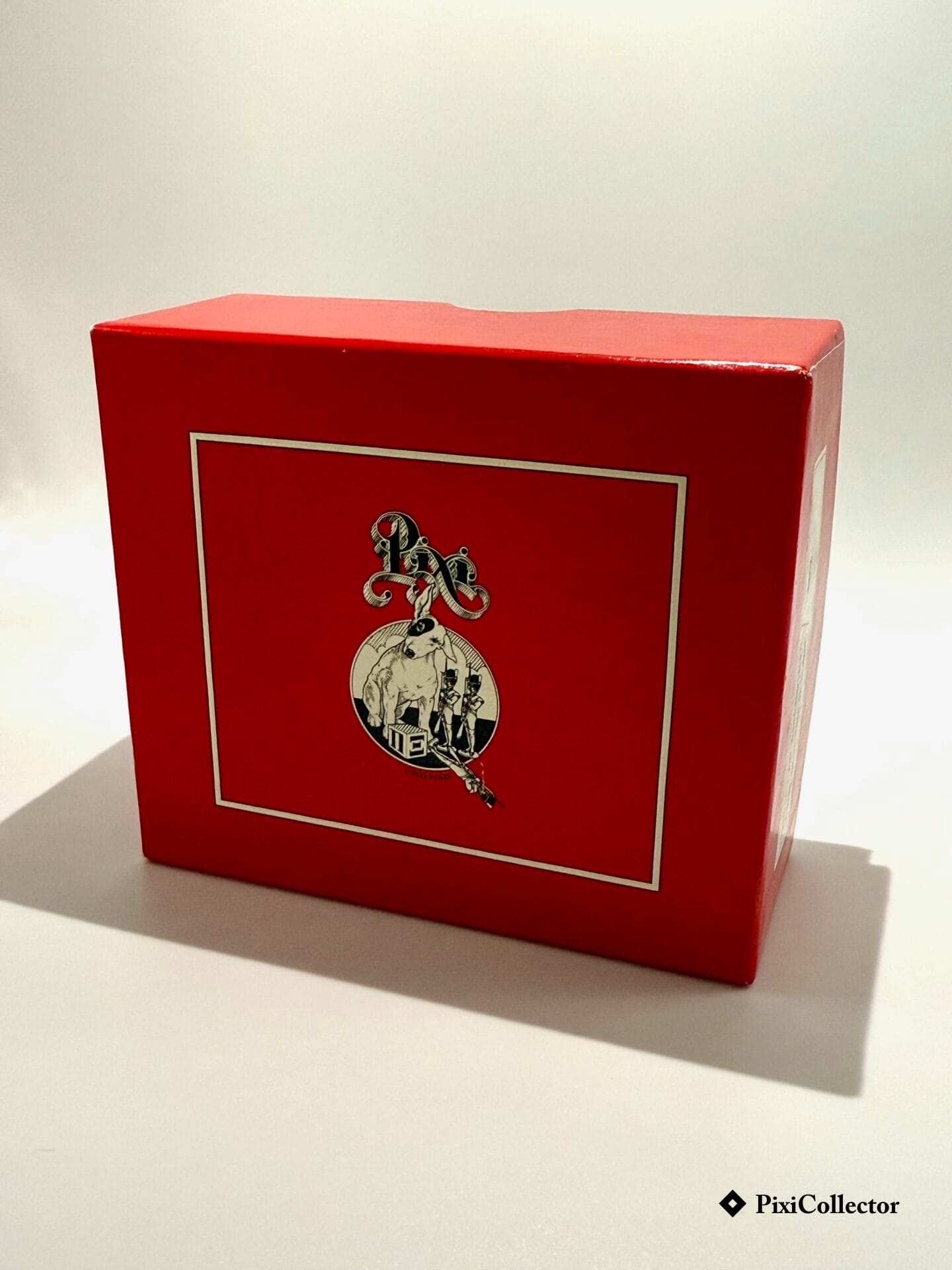 Boite Tintin en armure et Milou - PixiCollector.com Boîte rouge décor ciel d’origine Pixi figurine Tintin Tintin en armure et Milou – édition limitée 1575 ex.